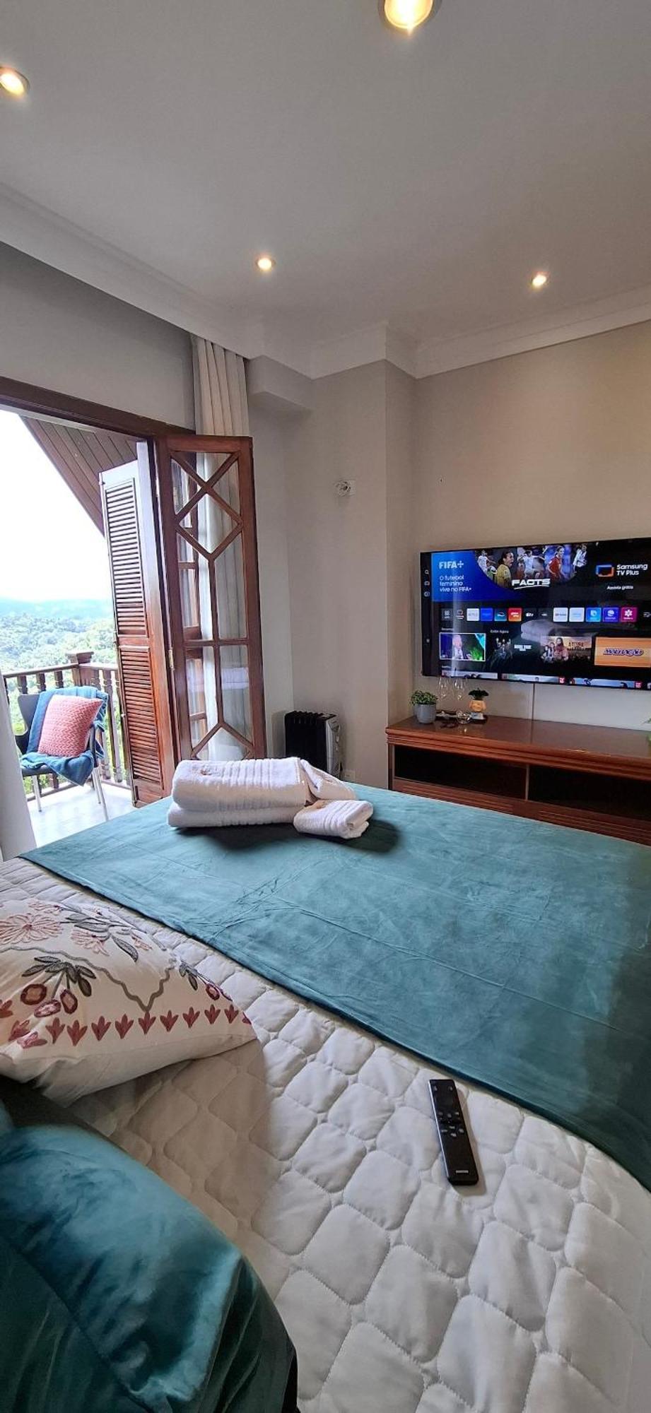 Duplex Em Castelo | Piscina Aquecida, Lareira E Wi-fi