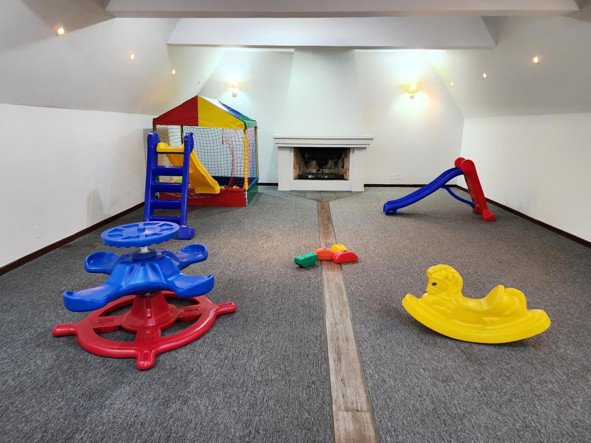 Apartamento Duplex Em Castelo | Piscina Aquecida, Lareira E Wi-fi