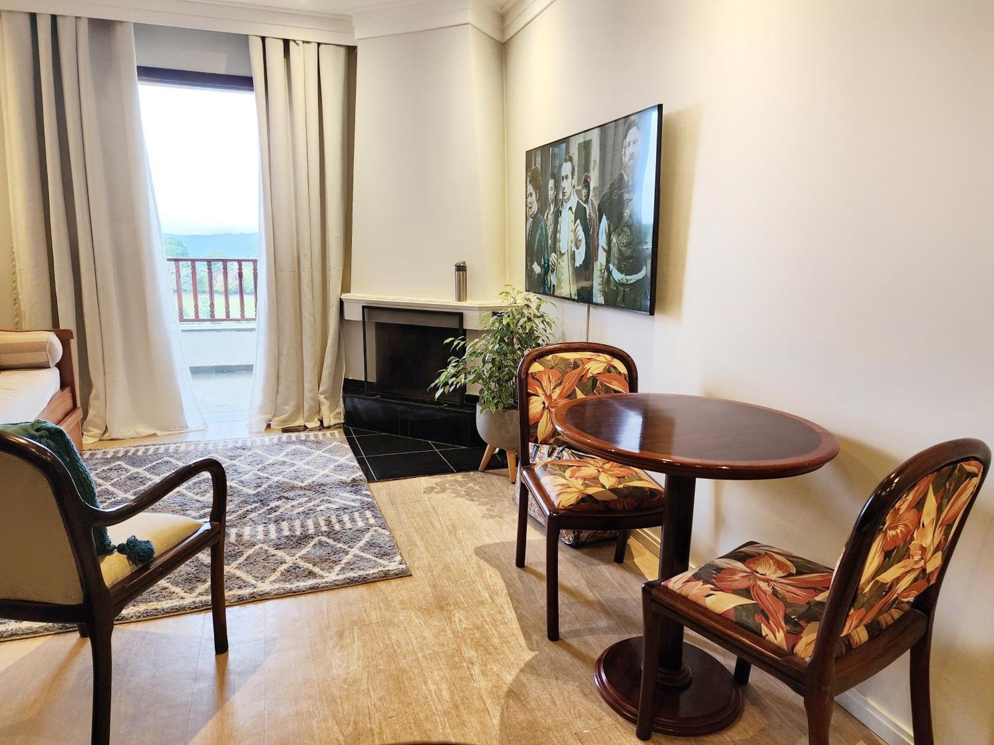 Duplex Em Castelo | Piscina Aquecida, Lareira E Wi-fi *