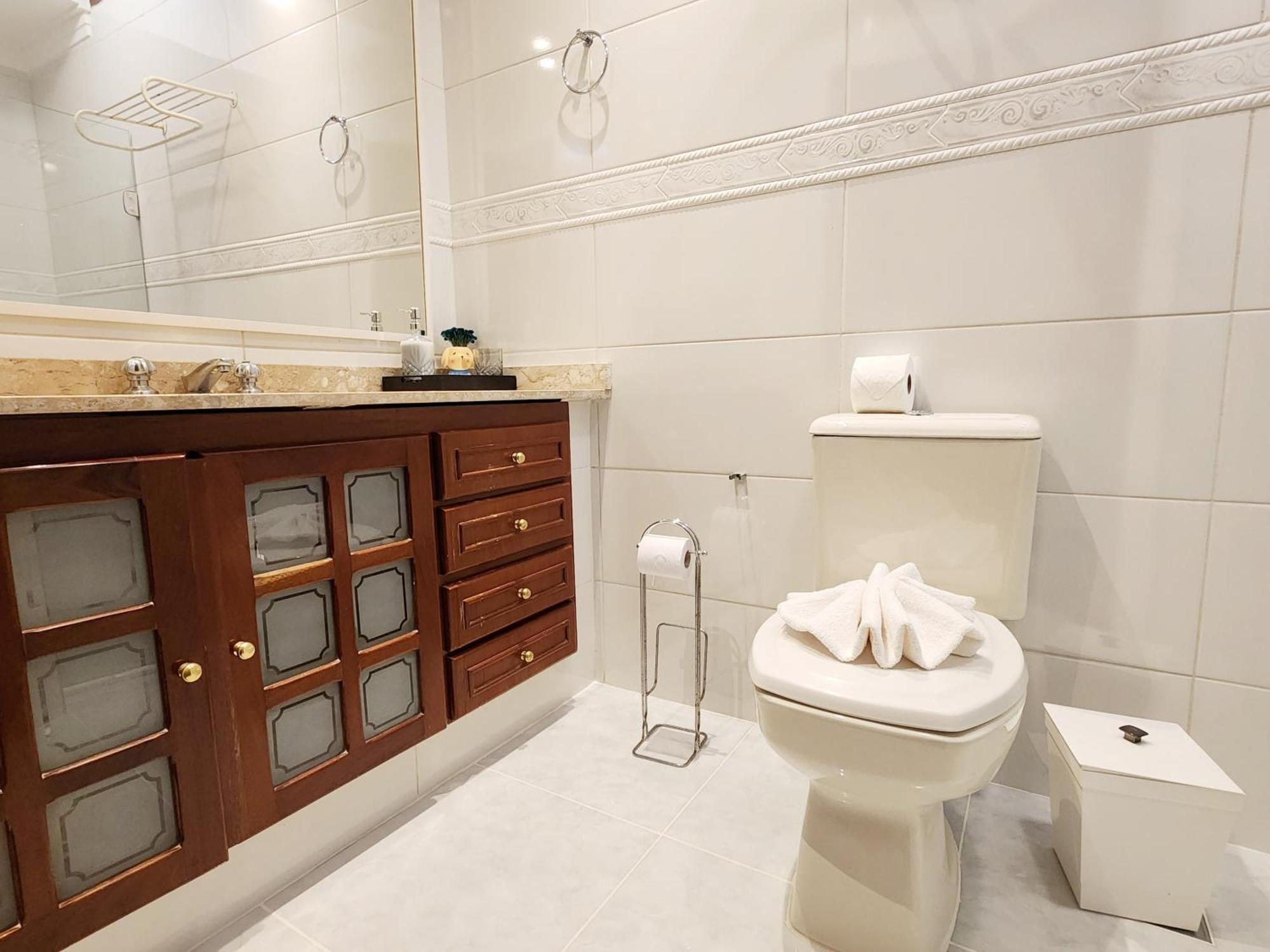 Apartamento Duplex Em Castelo | Piscina Aquecida, Lareira E Wi-fi *